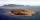 Vue aérienne de l’île Robben. L’île est plus ou moins de forme ovale et le terrain est très plat et couvert presqu’à moitié d’arbres. On aperçoit un terrain d’aviation sur le côté droit de l’île. Au loin, derrière l’île, on voit le continent, y compris les édifices d’une ville. Au-delà de la ville se dressent de grandes montagnes.